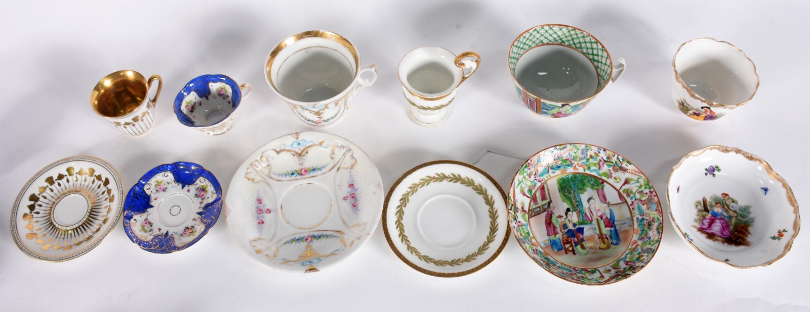 Doze xícaras com pires de porcelana de diversos modelos e... - foto 3 de 10