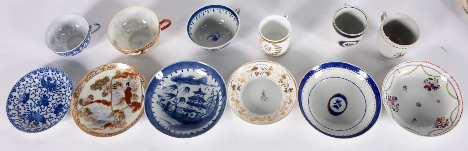 Doze xícaras com pires de porcelana de diversos modelos e... - foto 5 de 10