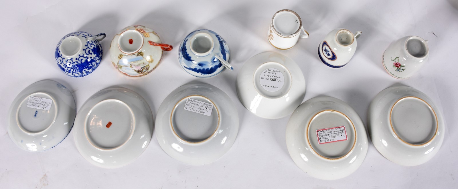 Doze xícaras com pires de porcelana de diversos modelos e... - foto 6 de 10