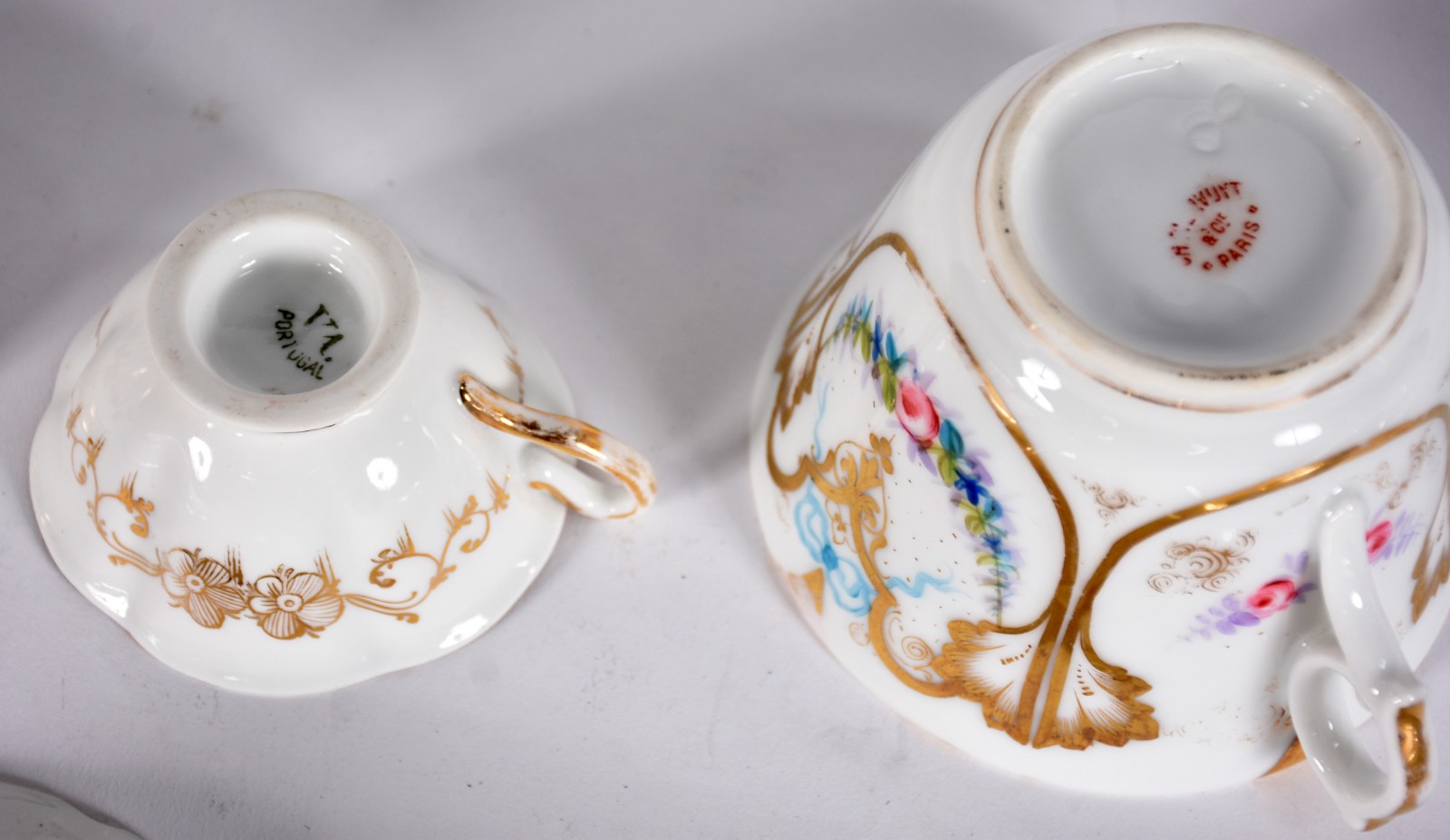 Doze xícaras com pires de porcelana de diversos modelos e... - foto 8 de 10