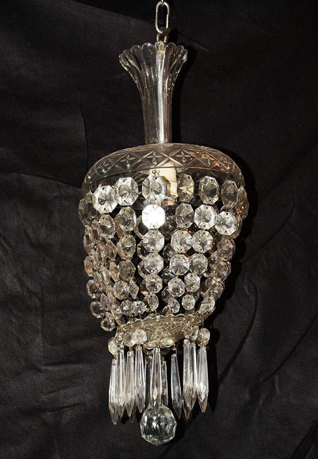Lustre de cristal em forma de pera com contas lapidadas- Altura 43 cm
