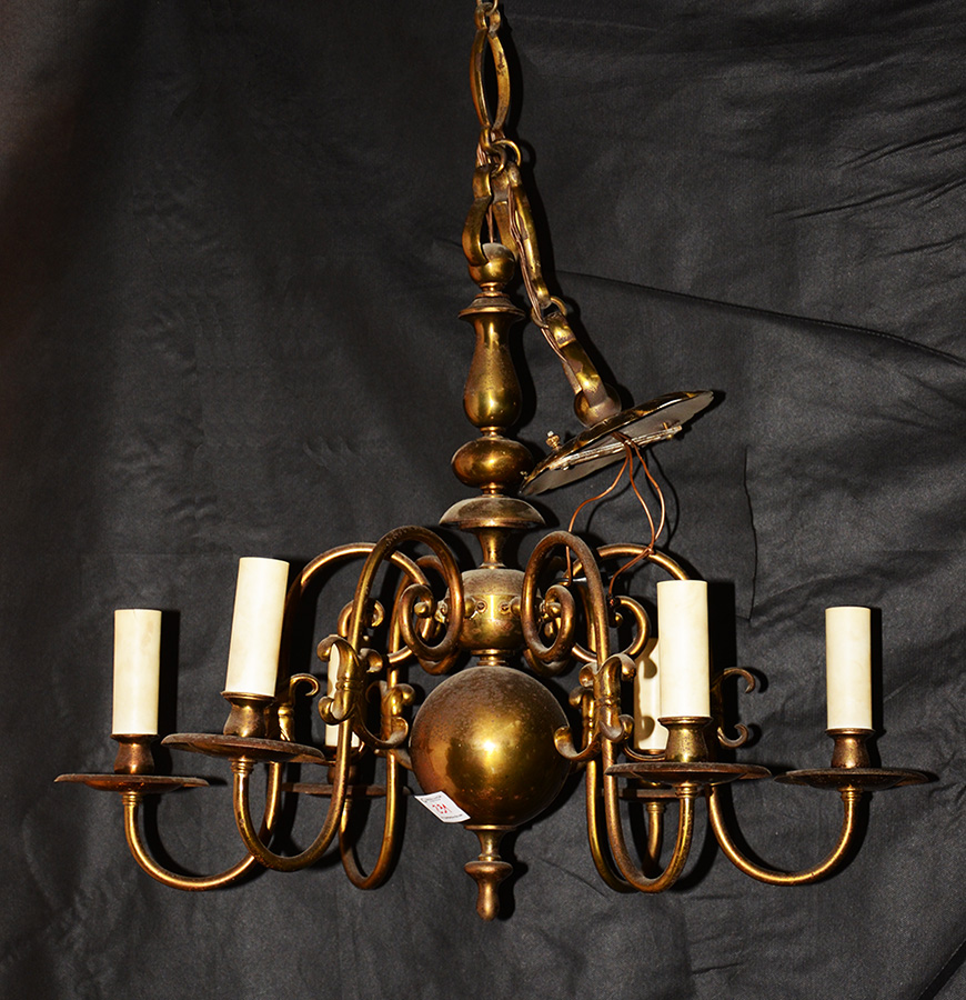 Lustre estilo holandes de metal dourado para 6 luzes. Altura 62 cm.