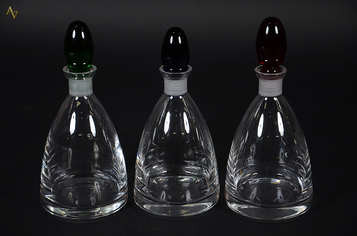 Tres garrafas de cristal com tampas coloridas - Altura 29 cm cada