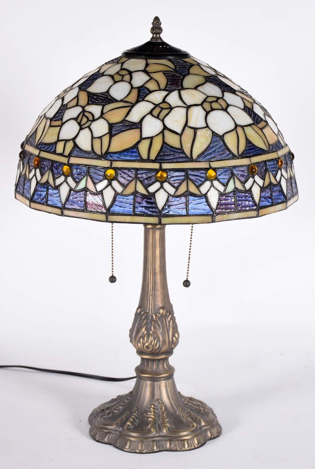 Abatjour estilo Tiffanys com base de metal e cupula com placas de... - foto 1 de 4
