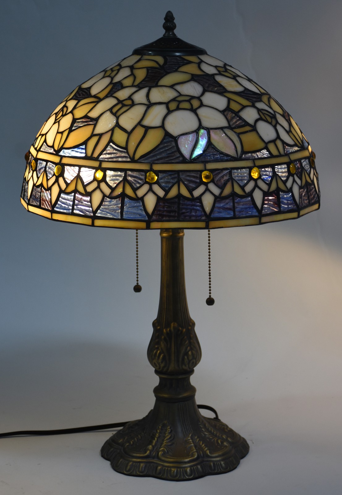 Abatjour estilo Tiffanys com base de metal e cupula com placas de... - foto 3 de 4