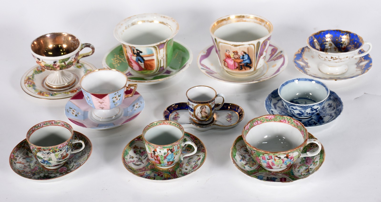 Dez xícaras com pires de porcelana de variados modelos e... - foto 1 de 10