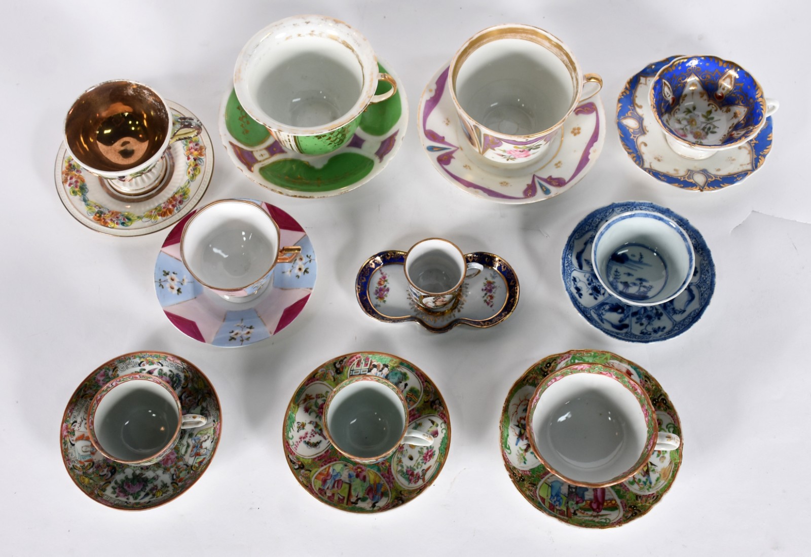 Dez xícaras com pires de porcelana de variados modelos e... - foto 2 de 10
