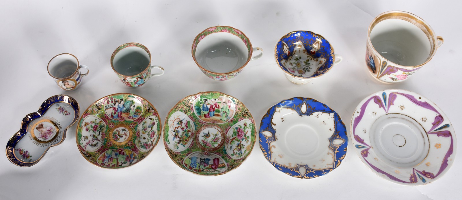 Dez xícaras com pires de porcelana de variados modelos e... - foto 3 de 10