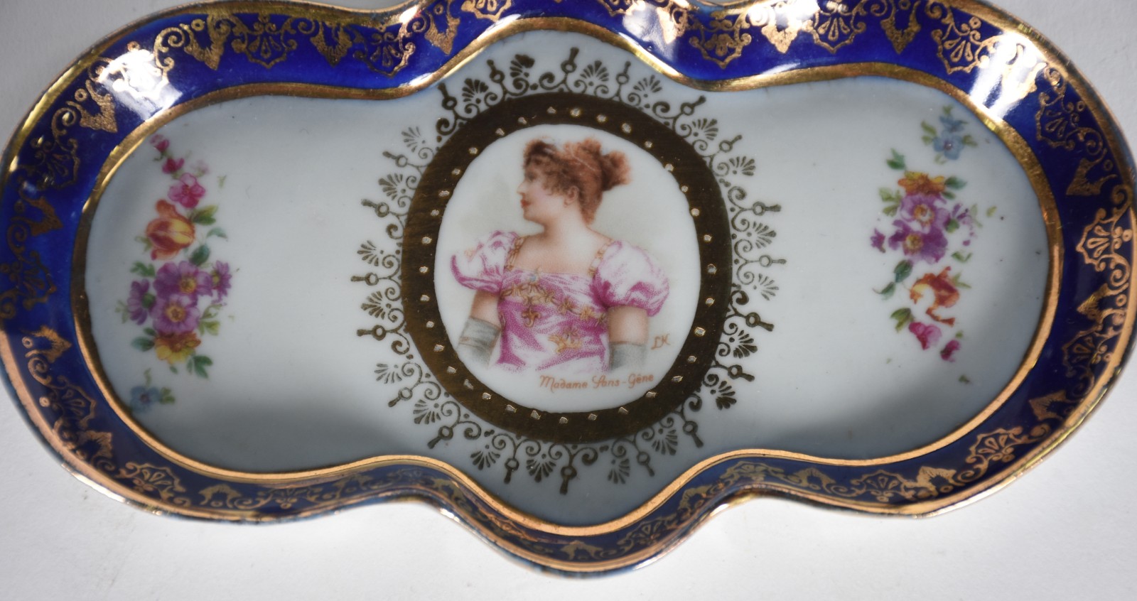 Dez xícaras com pires de porcelana de variados modelos e... - foto 4 de 10