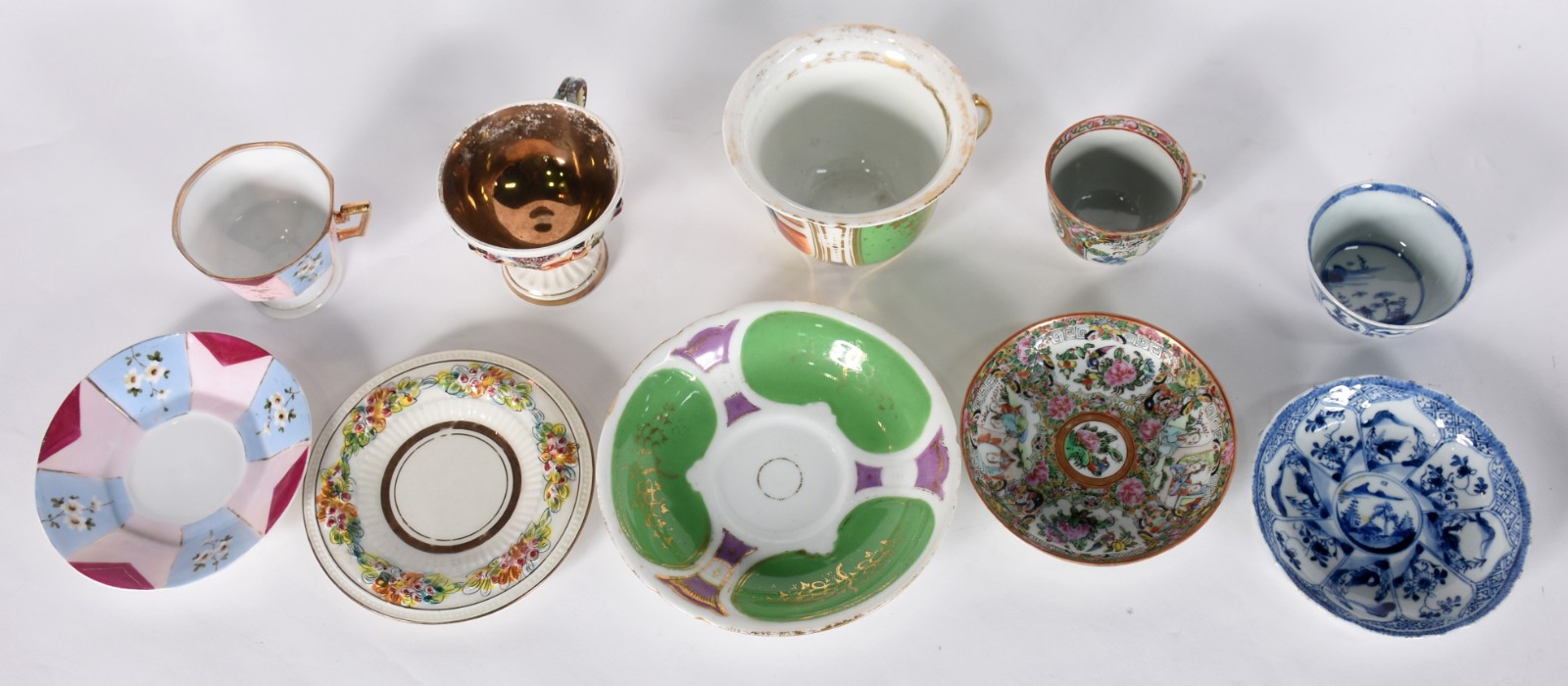 Dez xícaras com pires de porcelana de variados modelos e... - foto 5 de 10