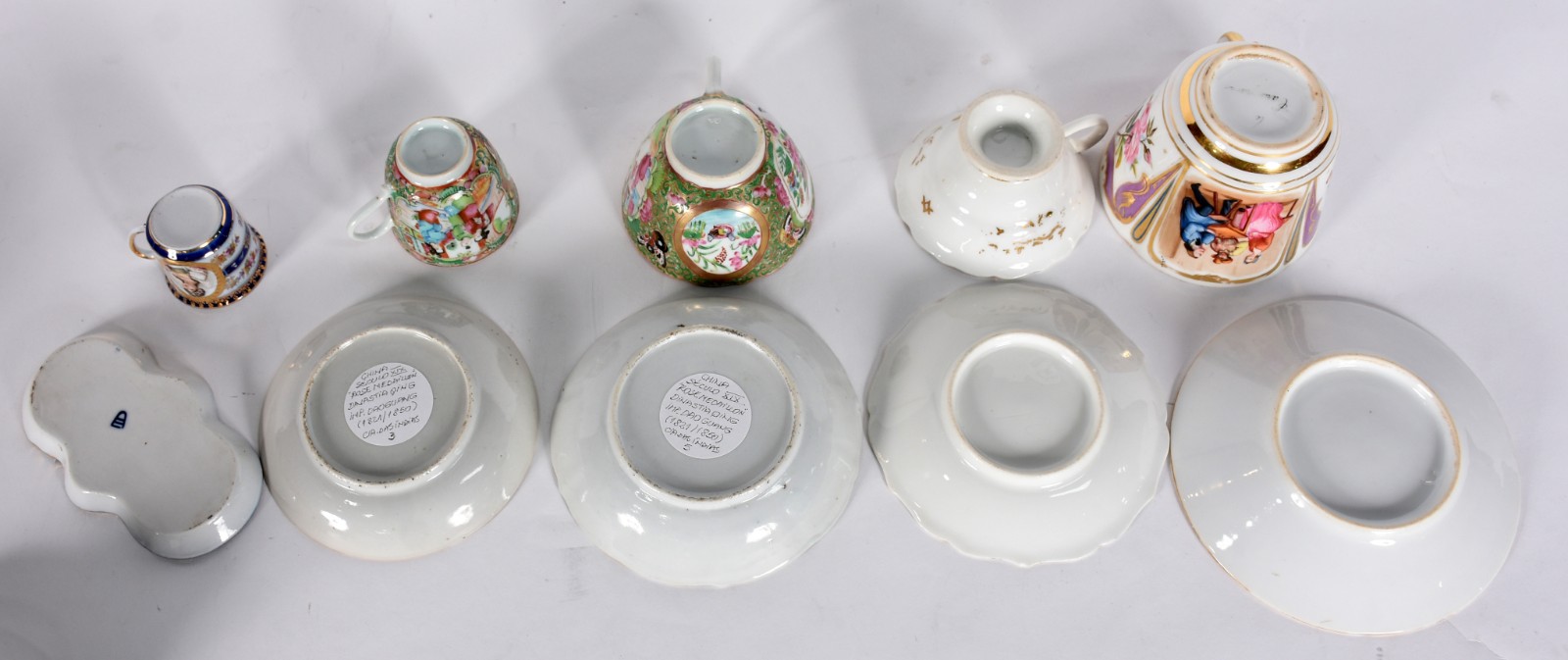 Dez xícaras com pires de porcelana de variados modelos e... - foto 6 de 10