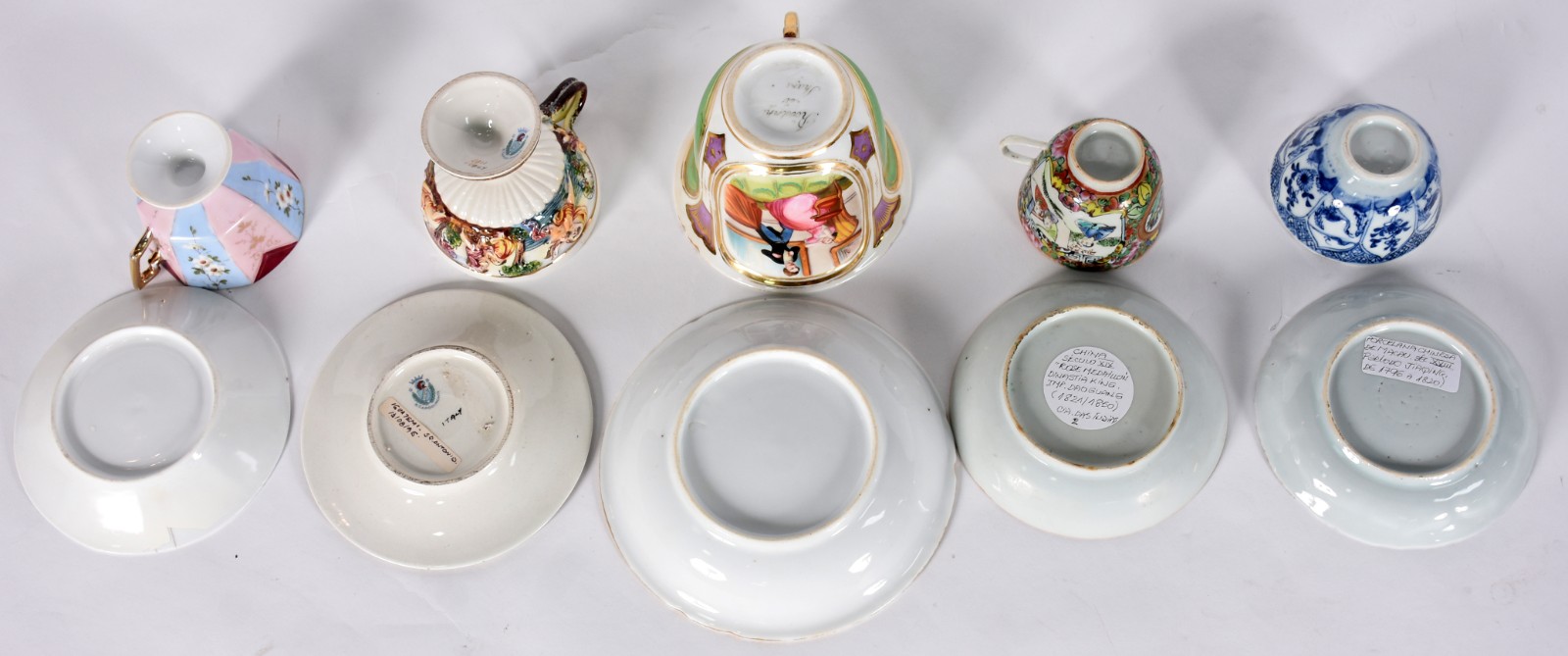 Dez xícaras com pires de porcelana de variados modelos e... - foto 7 de 10