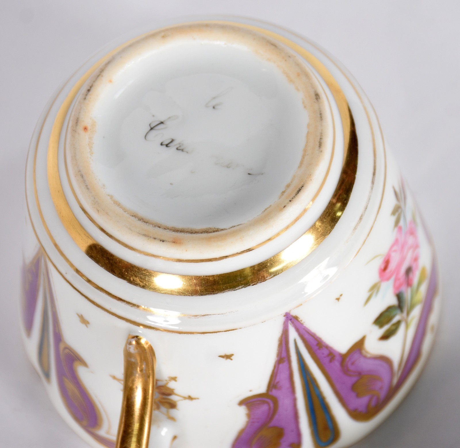 Dez xícaras com pires de porcelana de variados modelos e... - foto 8 de 10