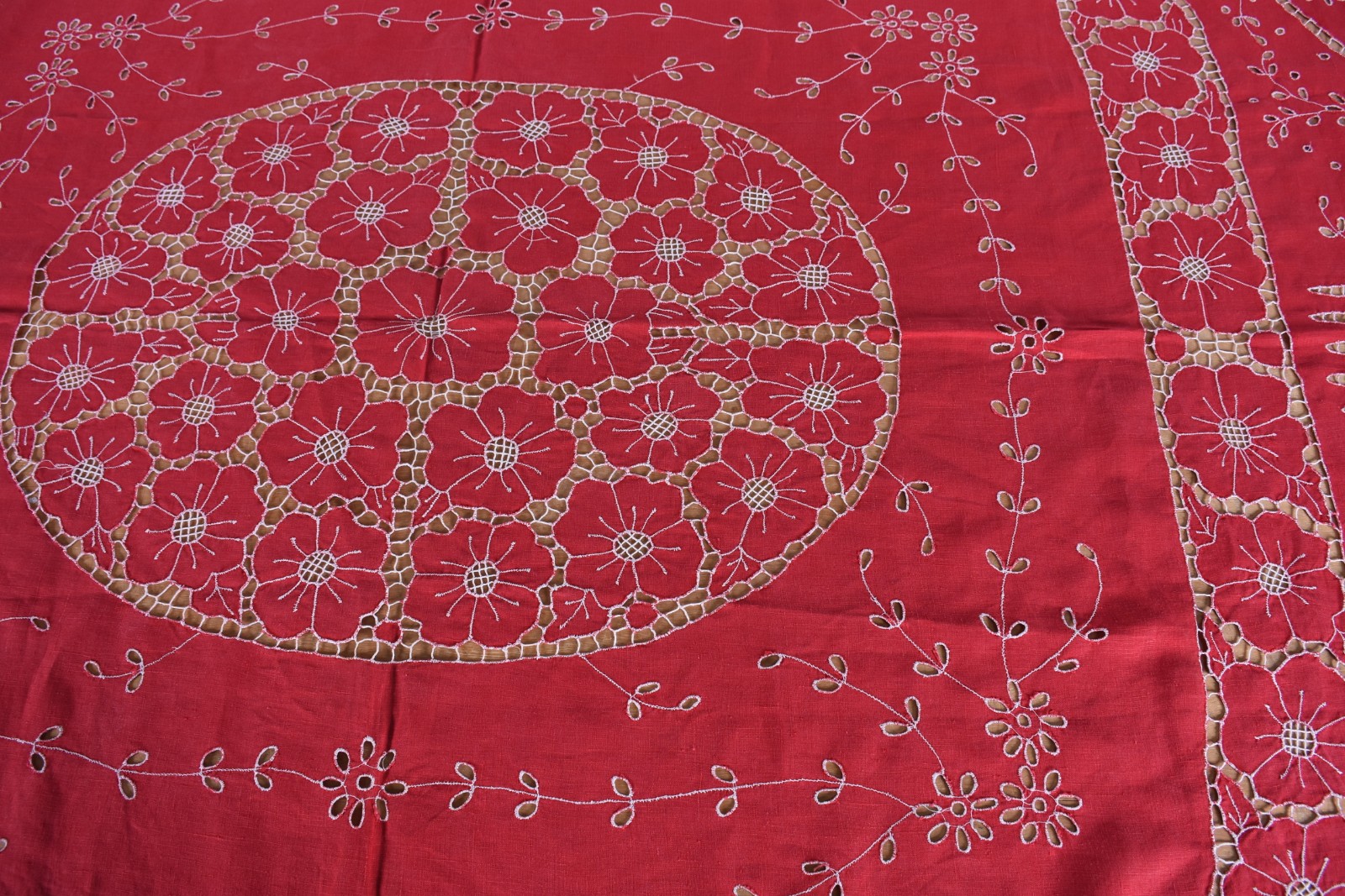 Toalha de mesa de linho vermelho com flores bordadas e vazados. - foto 2 de 2