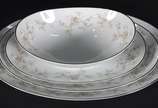 Aparelho de jantar de porcelana japonesa Norita... - Aparelho de jantar de porcelana japonesa Noritake na cor branco com flores em policromia, composto de 24 pratos rasos (um com bicado), 12 para s...