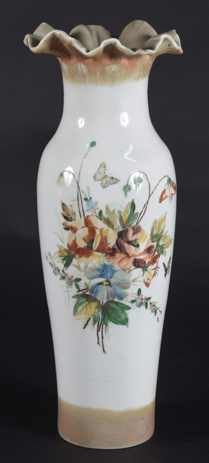 Vaso em opalina soprada branca decorado com flores, folhas e... - foto 1 de 5