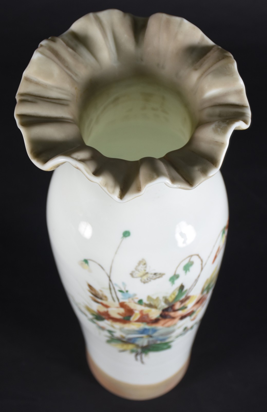 Vaso em opalina soprada branca decorado com flores, folhas e... - foto 2 de 5