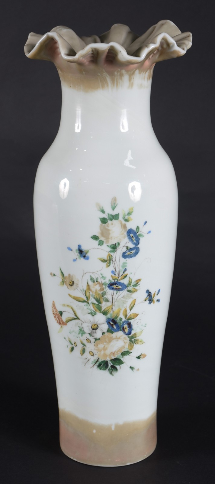 Vaso em opalina soprada branca decorado com flores, folhas e... - foto 3 de 5