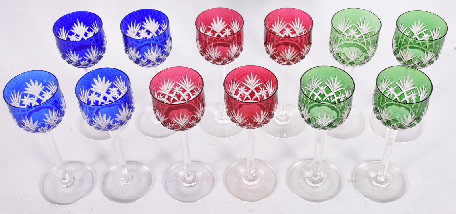 Conjunto com doze cálices de pé alto para vinho de cristal tcheco... - foto 2 de 3