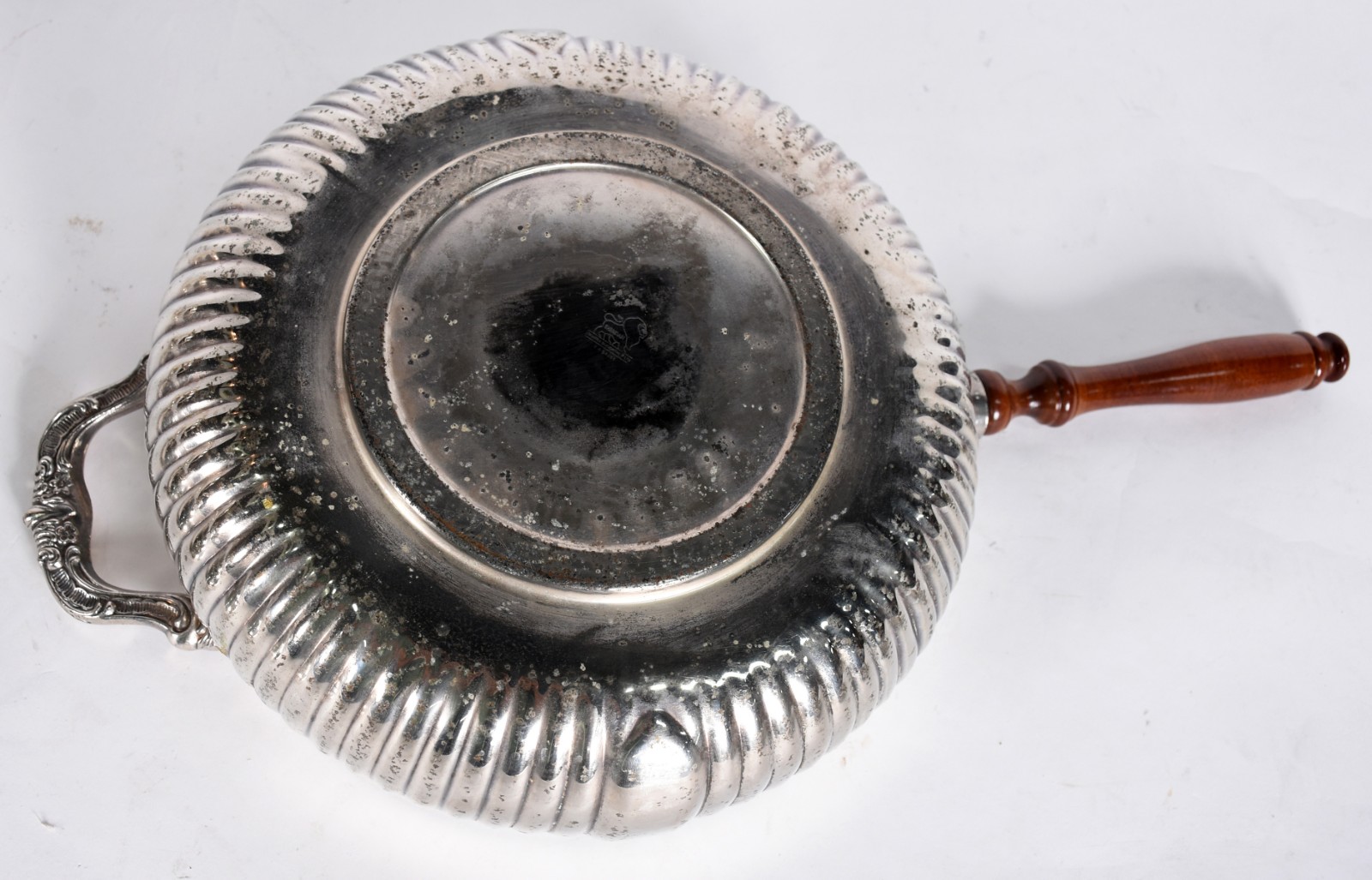 Panela de metal prateado com rechaud, pirex interno, pega de madeira. - foto 3 de 5