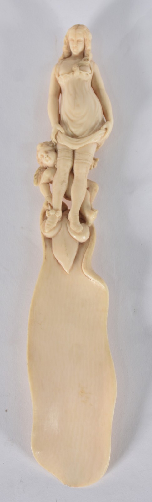Calçadeira em marfim sendo a pega uma escultura representando figura... - foto 1 de 4
