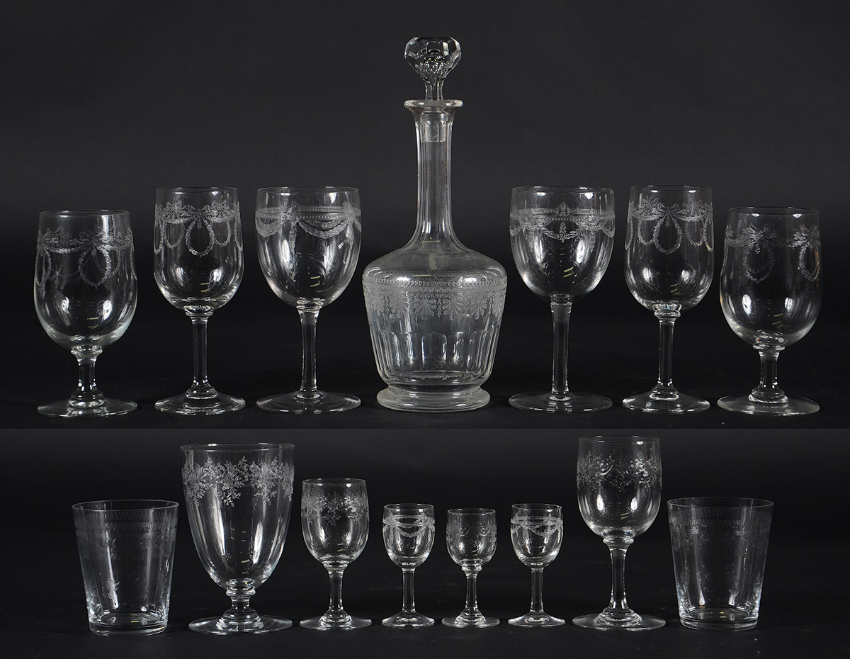 Conjunto com 28 peças de cristal Saint Louis, composto por garrafa...