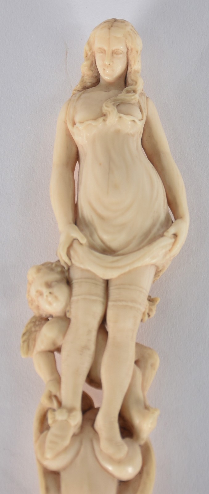 Calçadeira em marfim sendo a pega uma escultura representando figura... - foto 2 de 4