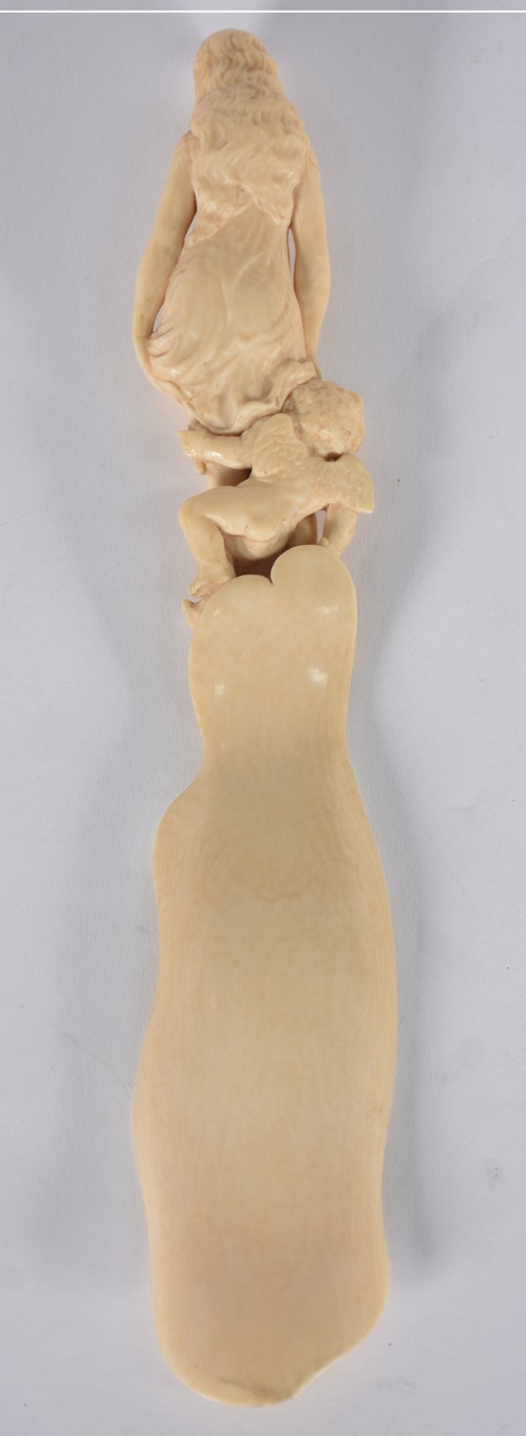 Calçadeira em marfim sendo a pega uma escultura representando figura... - foto 3 de 4