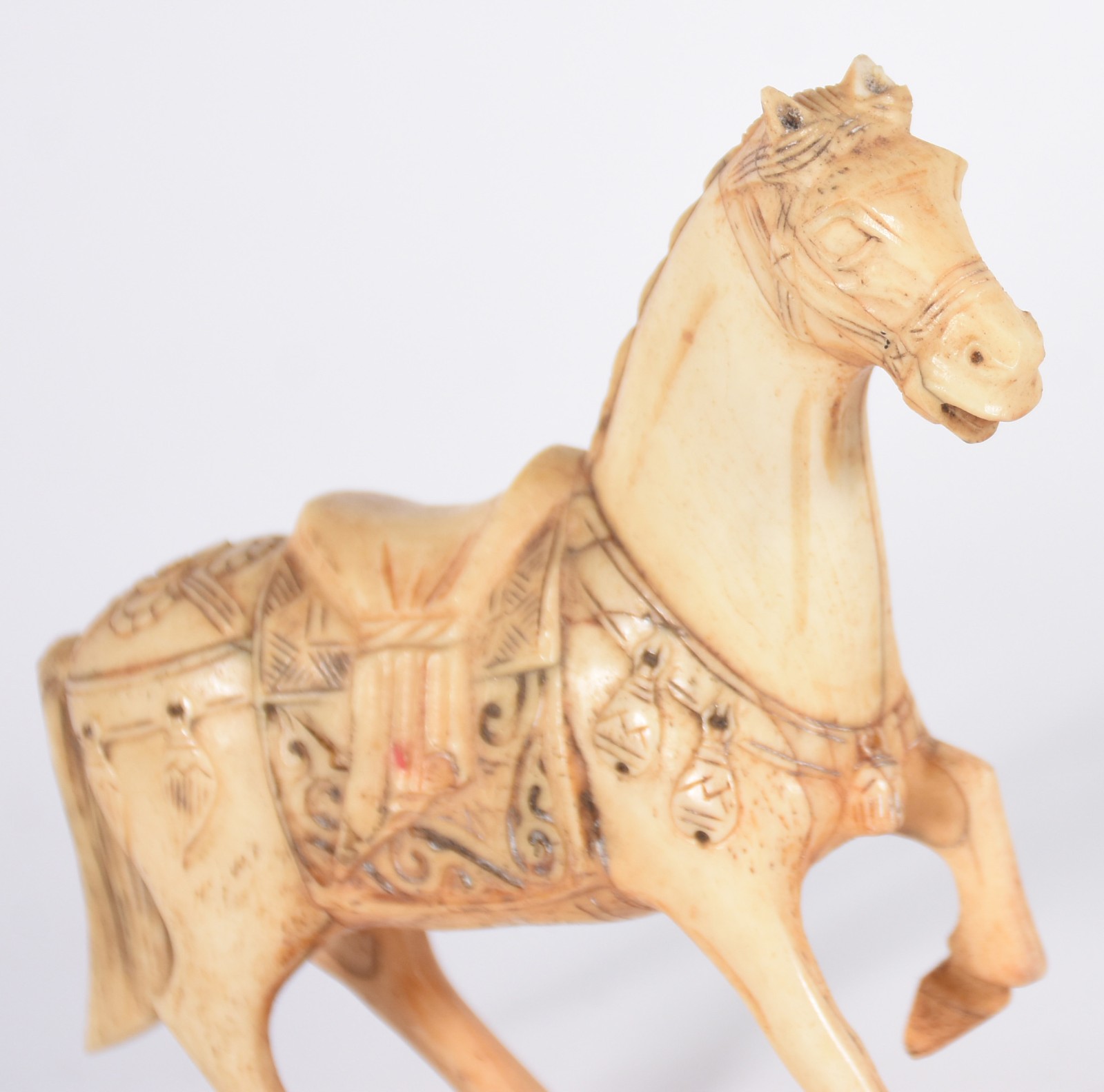 Estatueta de marfim representando cavalo (rabo do cavalo colado). - foto 2 de 6