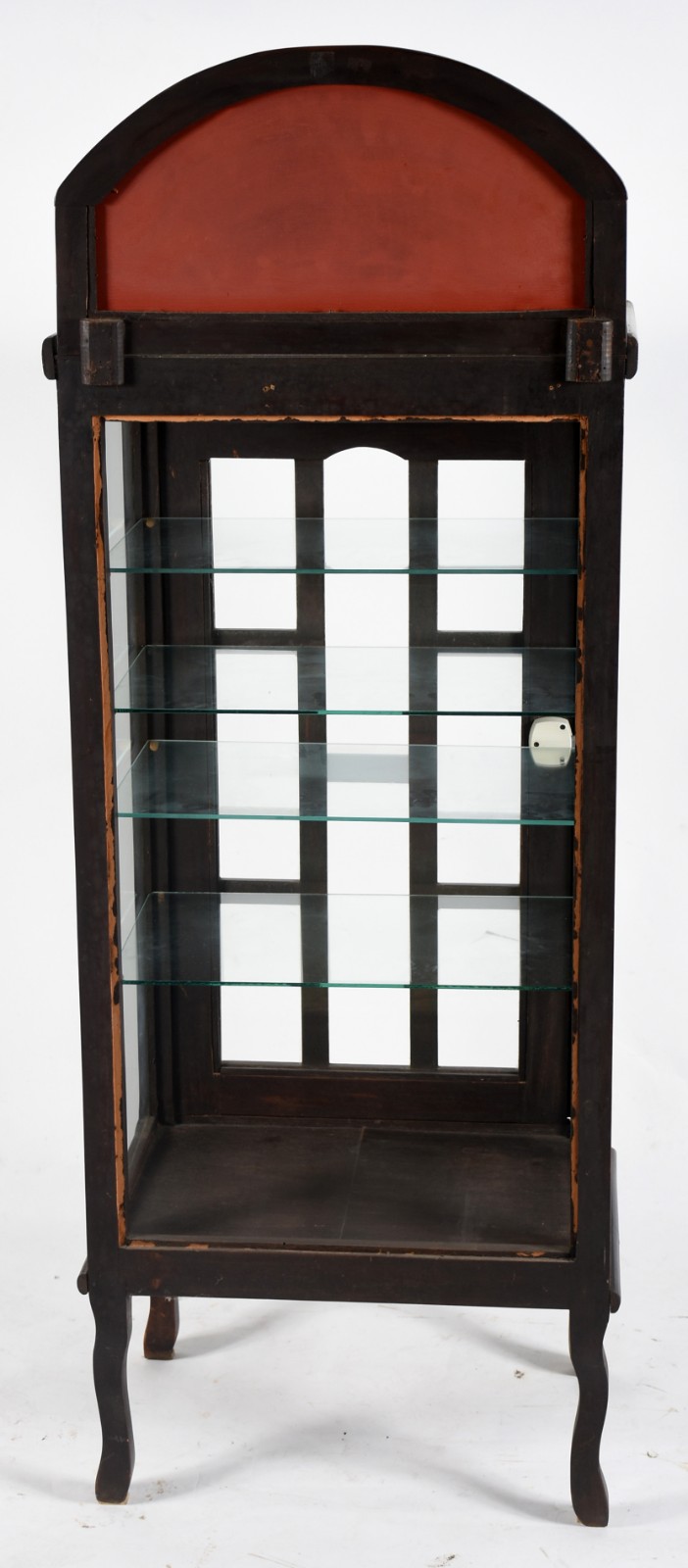 Vitrine de madeira com laterais e tres prateleiras de vidro. - foto 4 de 4