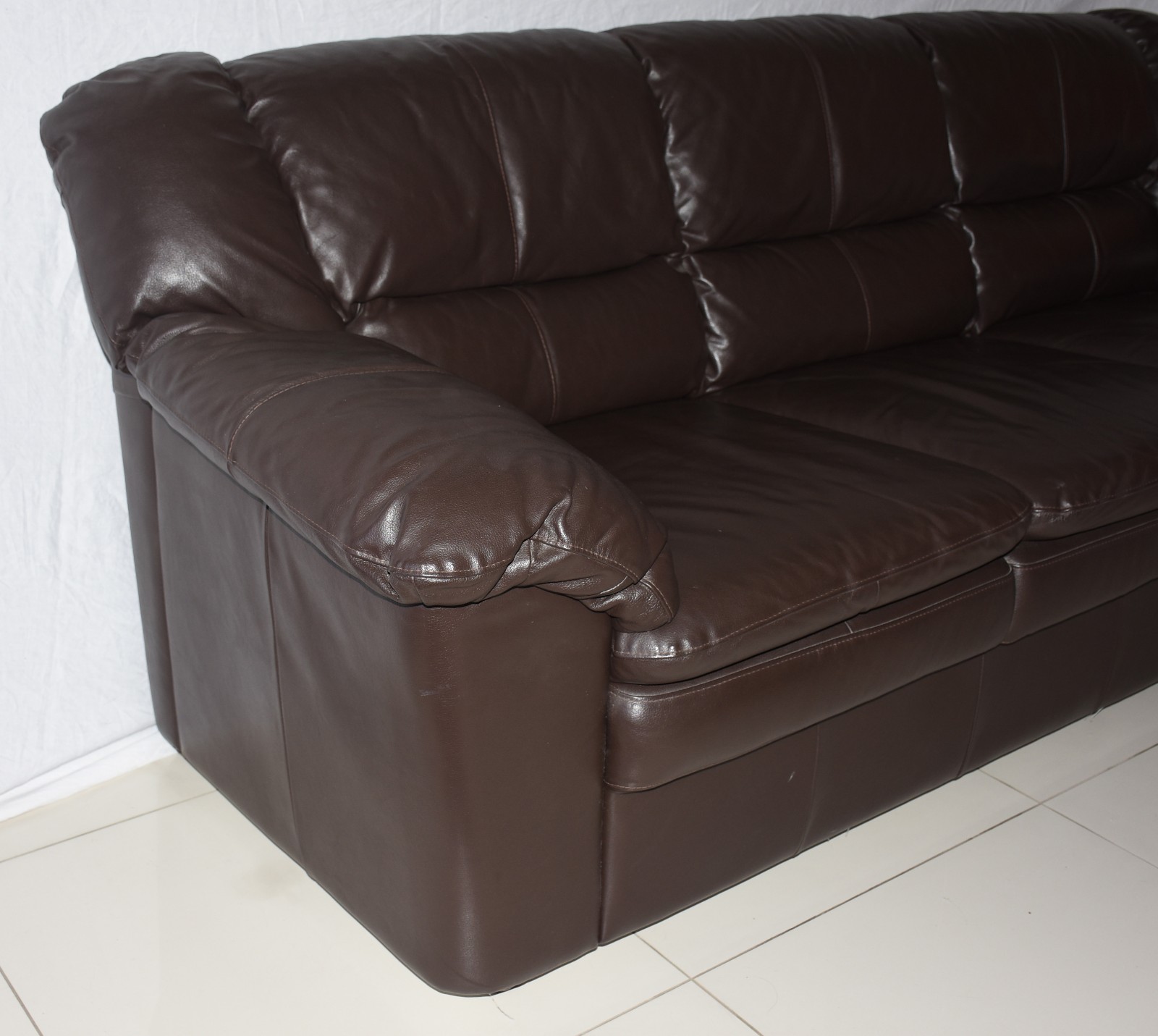 Sofá para 3 lugares de curvim marrom. - foto 3 de 5