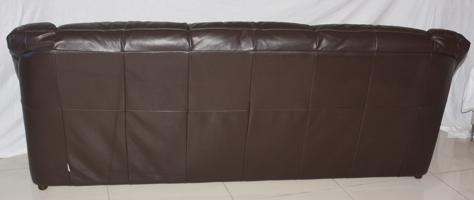 Sofá para 3 lugares de curvim marrom. - foto 4 de 5