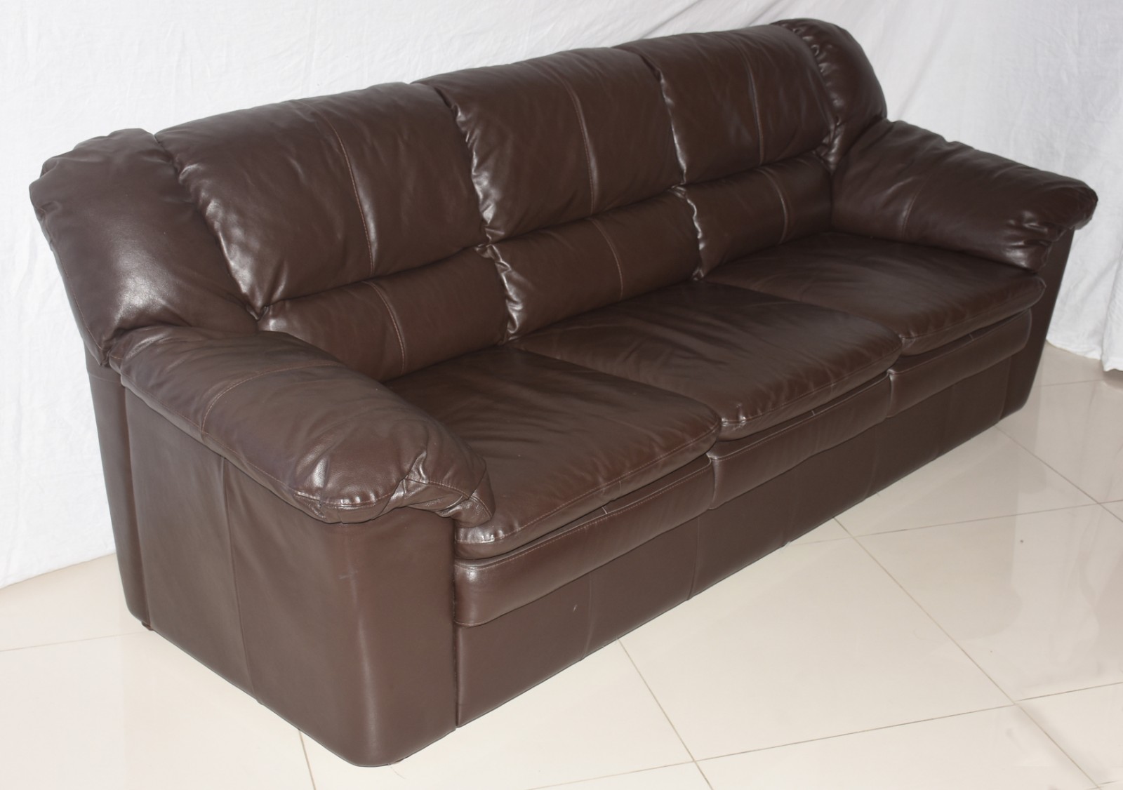 Sofá para 3 lugares de curvim marrom. - foto 1 de 5