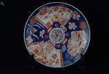 Medalhão de porcelana Imari com decoração em re... - Medalhão de porcelana Imari com decoração em reservas com figuras e flores - 28,5 cm diâmetro