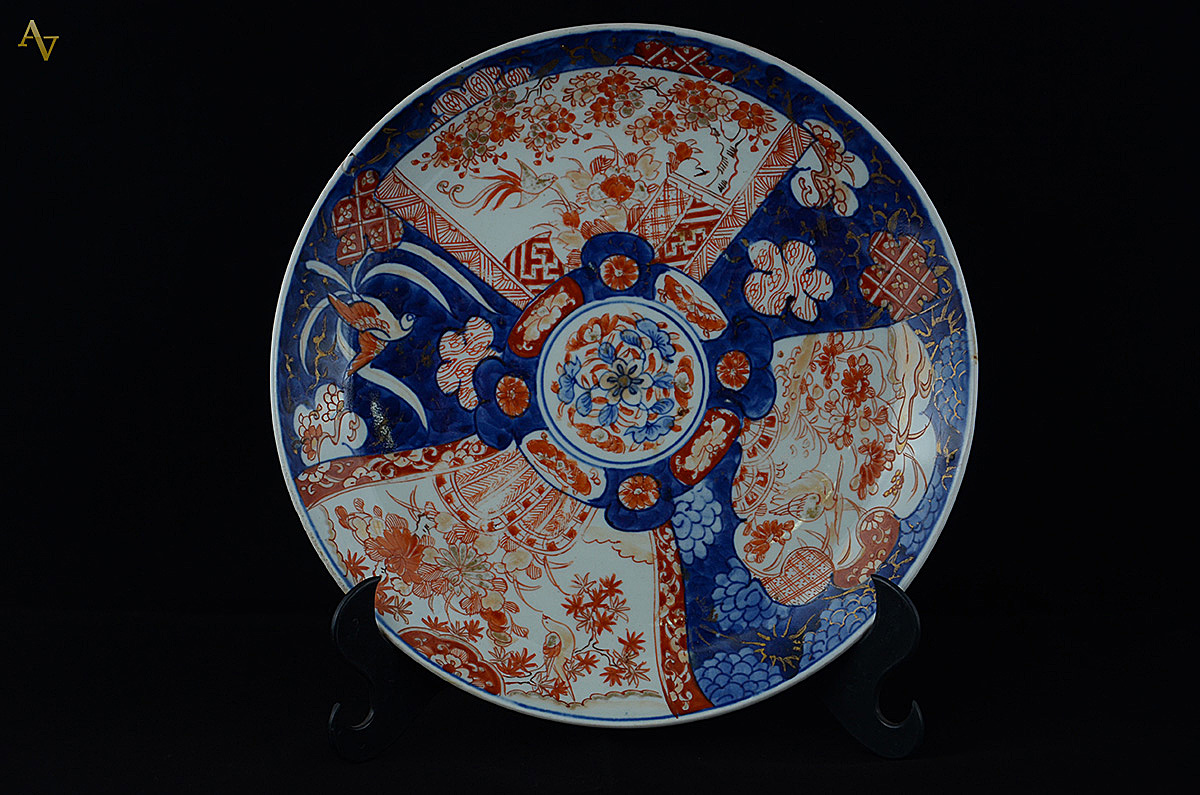 Medalhão de porcelana Imari com decoração em reservas com figuras e... - foto 1 de 2