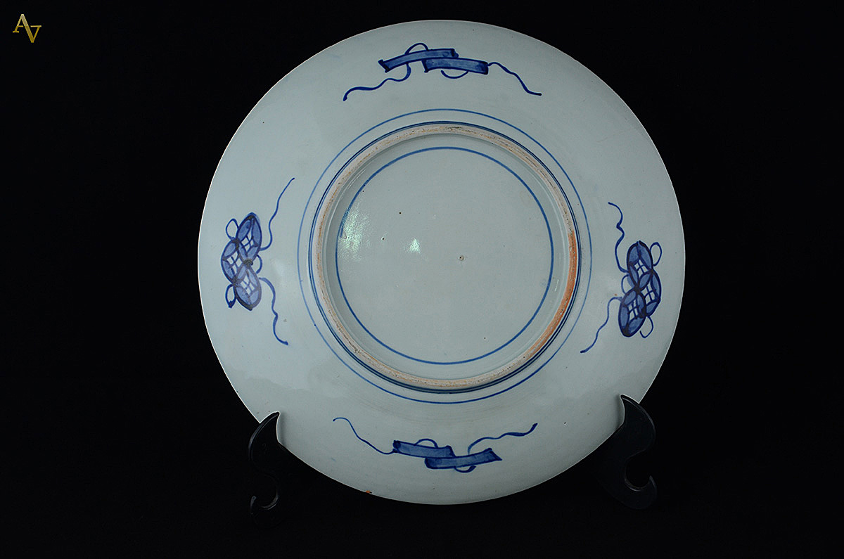 Medalhão de porcelana Imari com decoração em reservas com figuras e... - foto 2 de 2