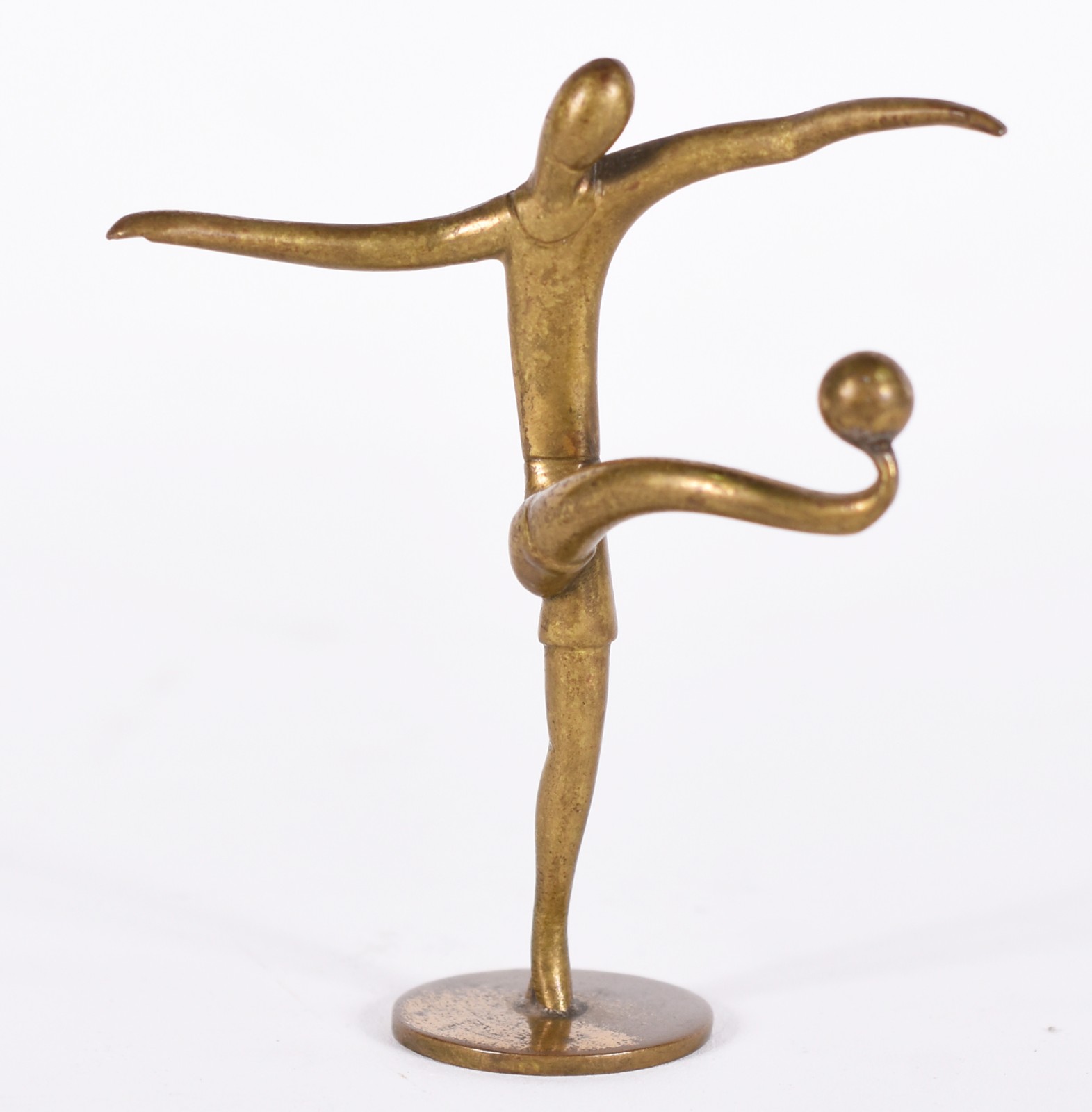 Escultura austríaca de bronze representando jogador de futebol. - foto 1 de 4