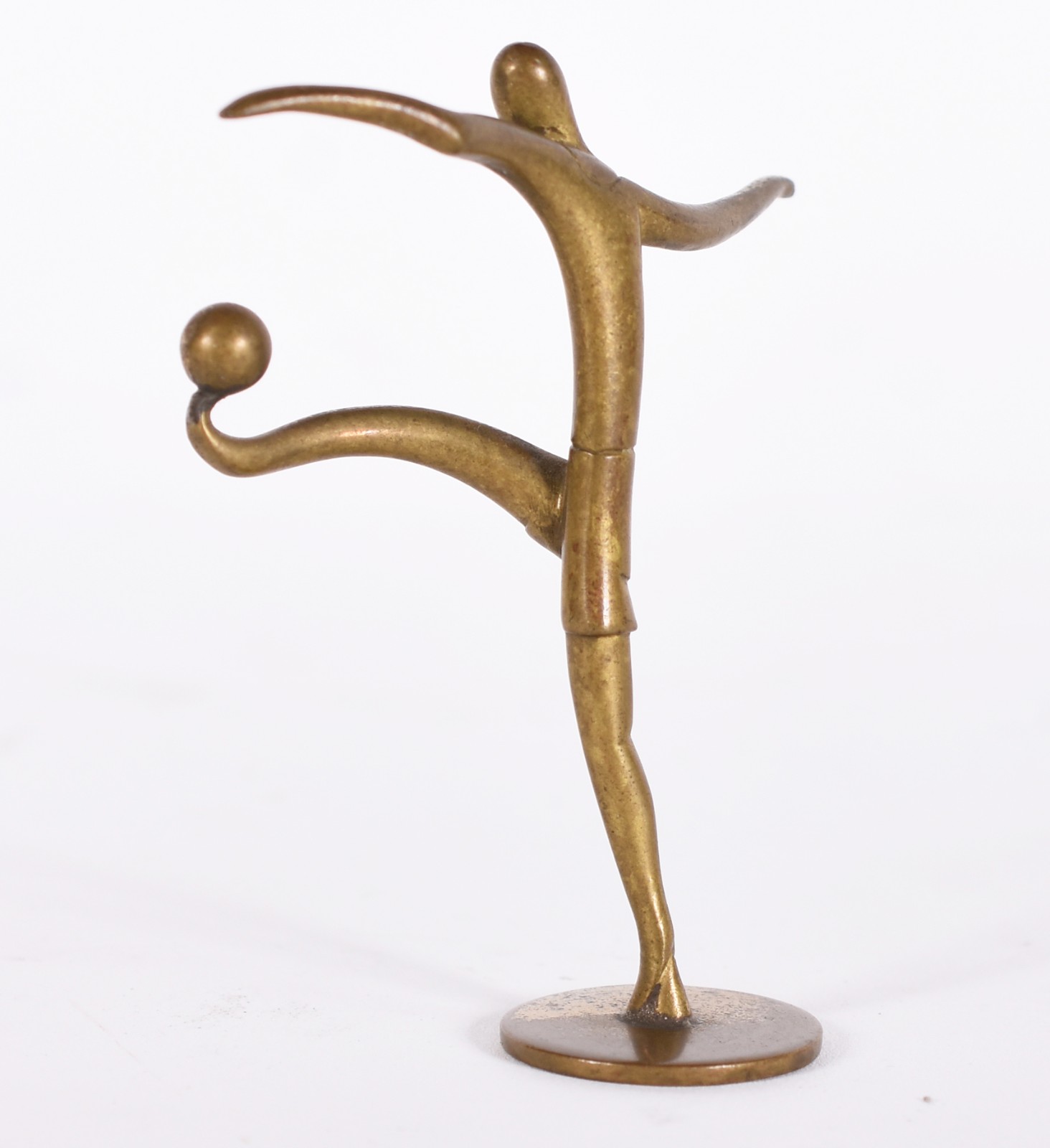 Escultura austríaca de bronze representando jogador de futebol. - foto 2 de 4