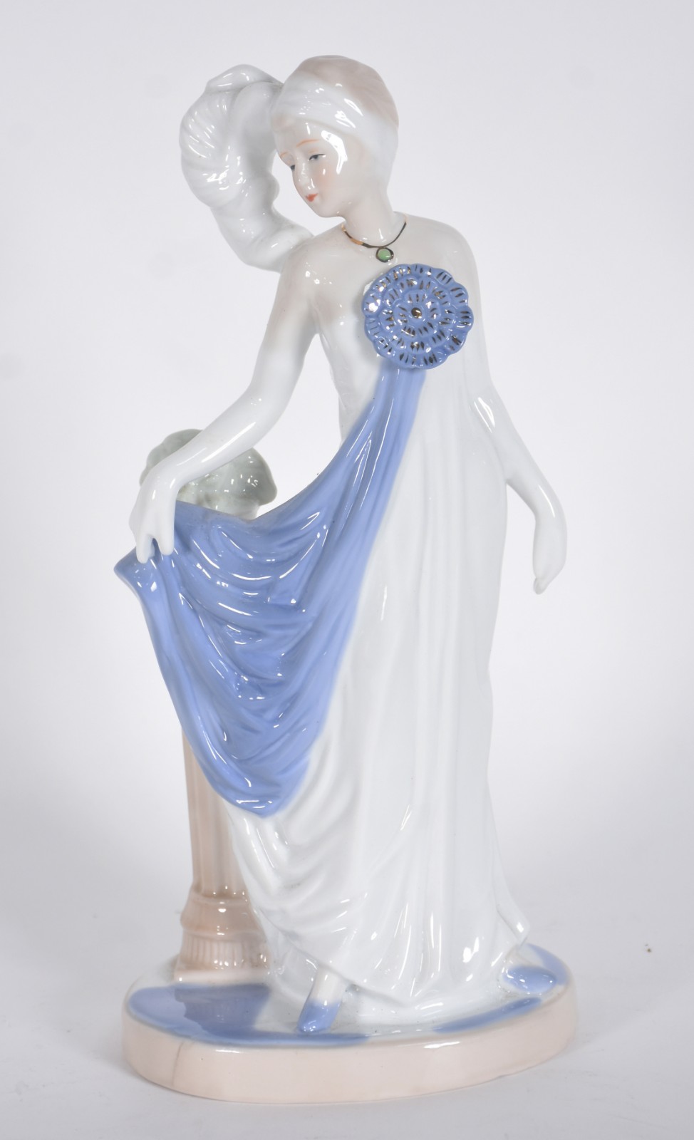 Escultura de porcelana representando dama. - foto 1 de 4