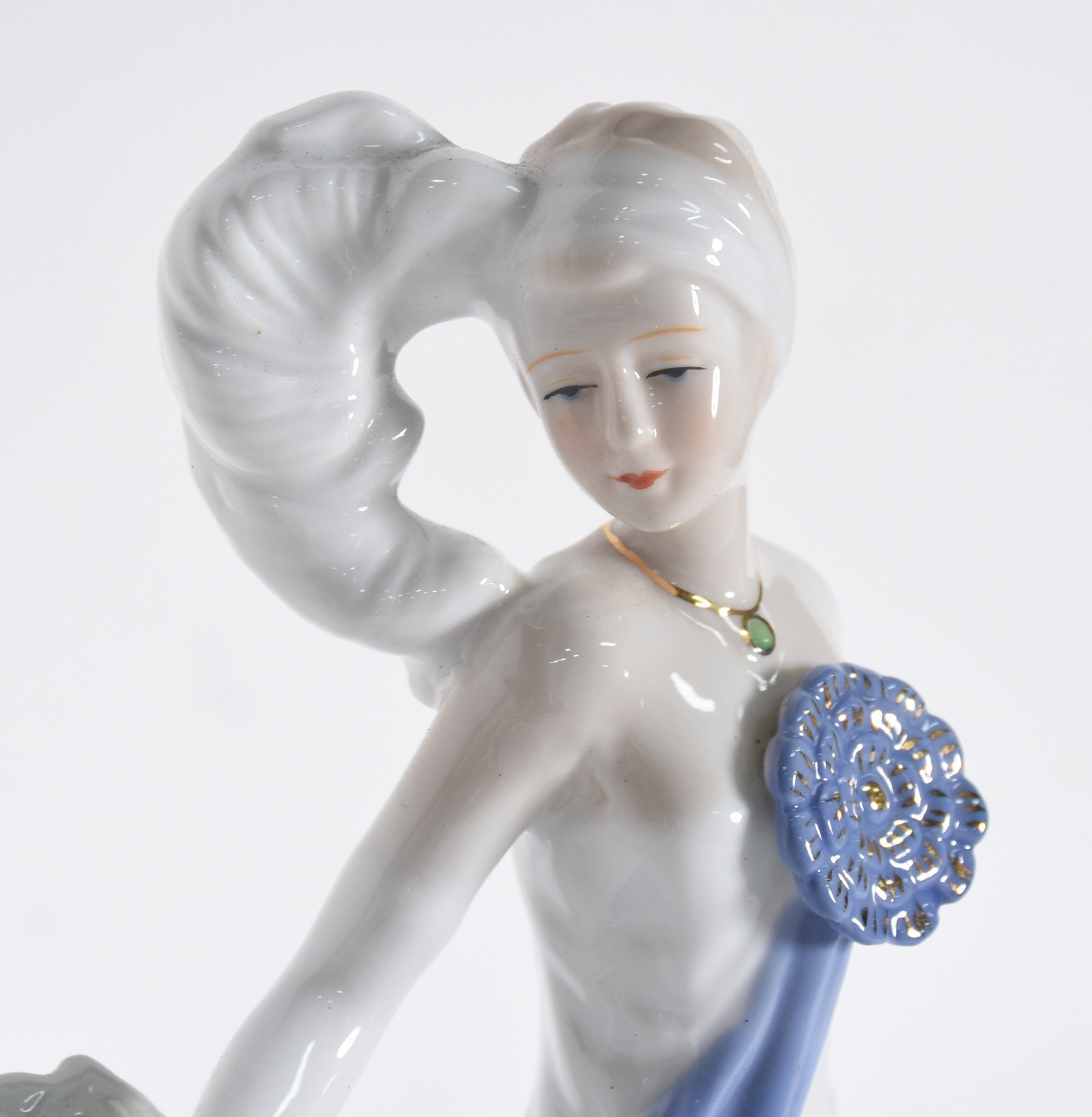 Escultura de porcelana representando dama. - foto 2 de 4
