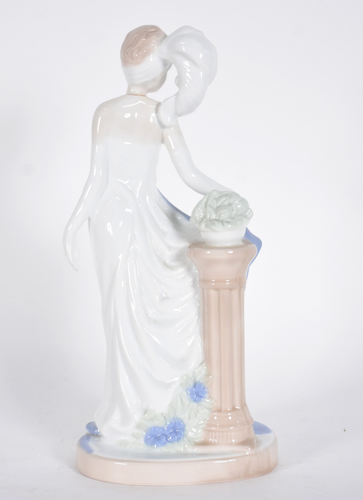 Escultura de porcelana representando dama. - foto 3 de 4