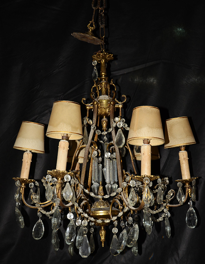 Lustre de metal dourado com pingentes de cristal e seis velas...