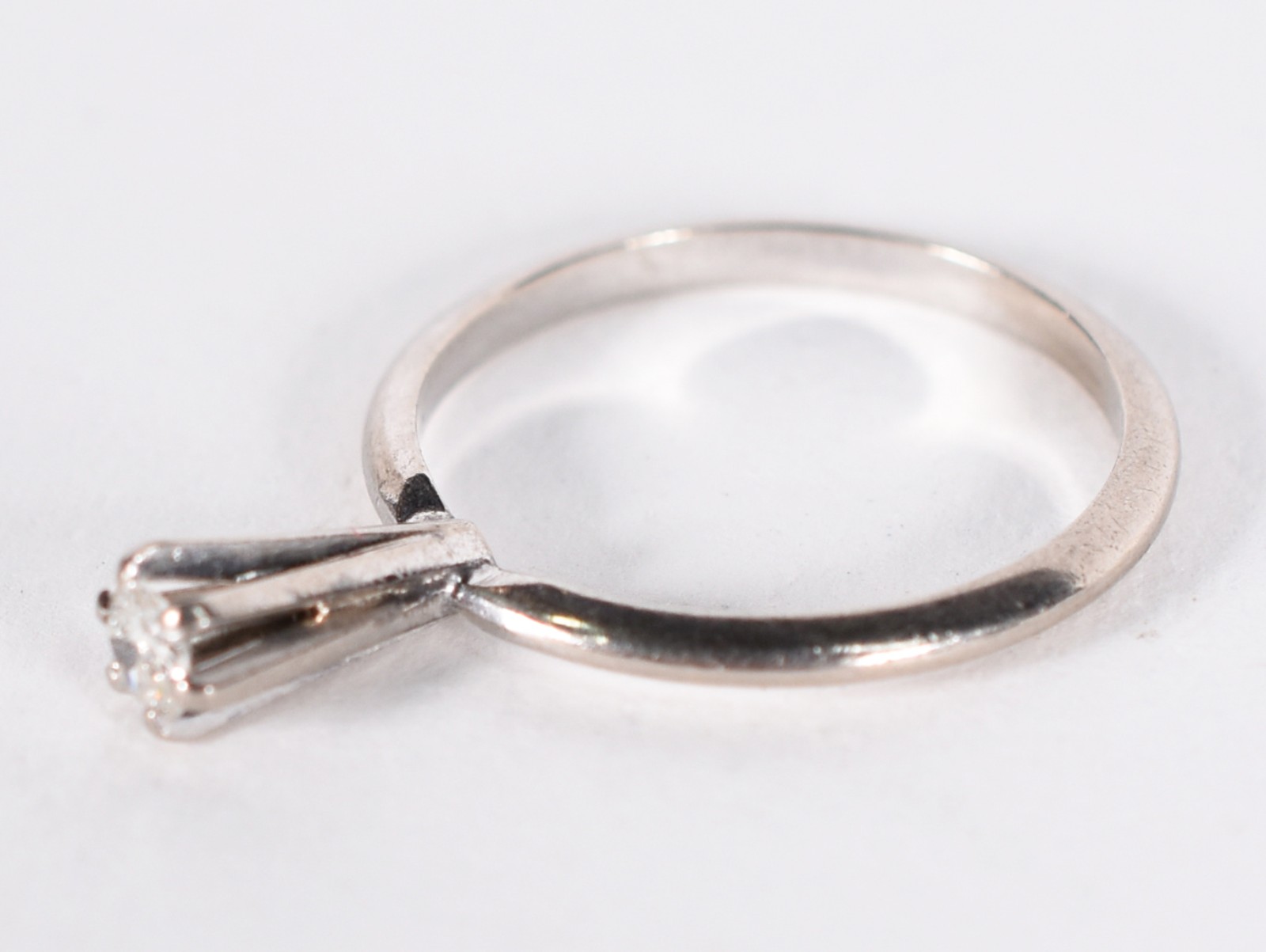 Anel solitário em ouro branco 18 k. com um diamante de 0,10 ct, aro... - foto 1 de 3
