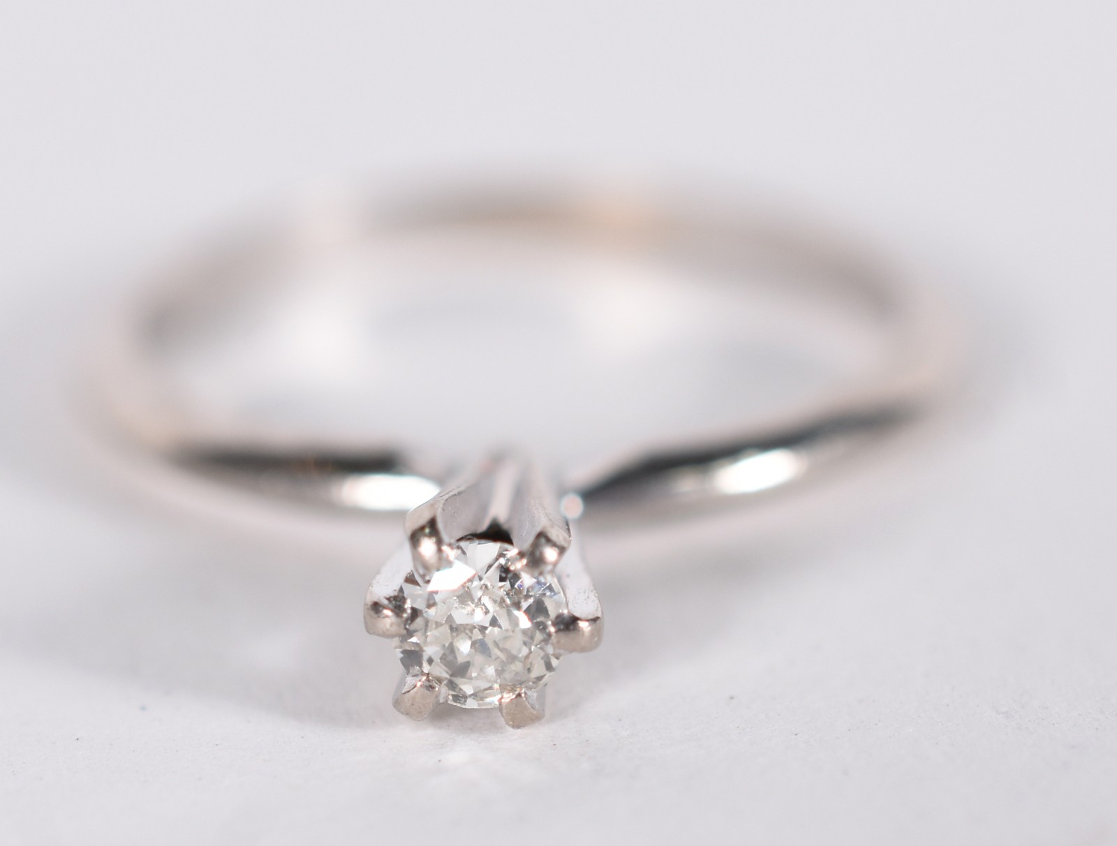Anel solitário em ouro branco 18 k. com um diamante de 0,10 ct, aro... - foto 2 de 3