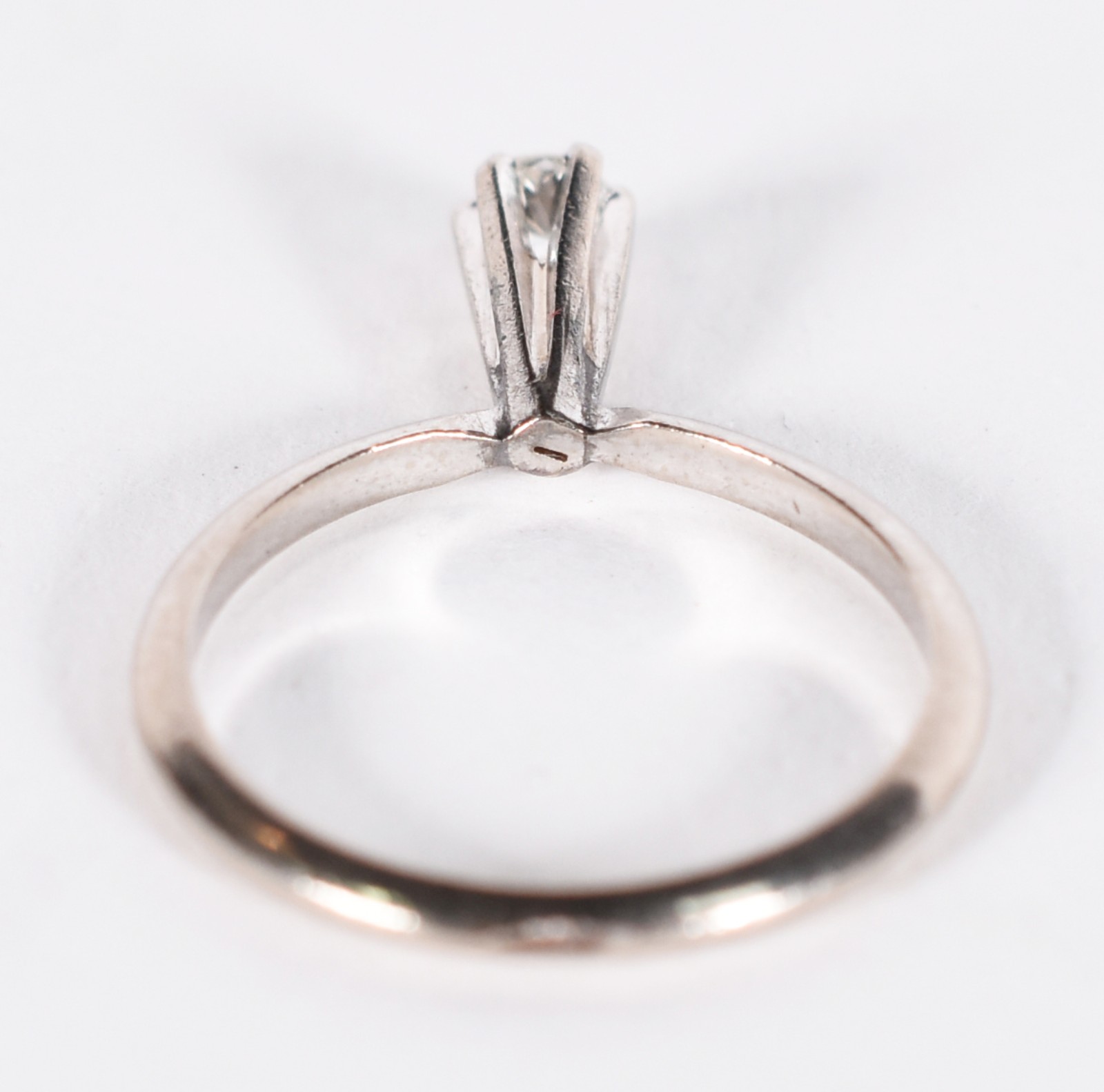Anel solitário em ouro branco 18 k. com um diamante de 0,10 ct, aro... - foto 3 de 3