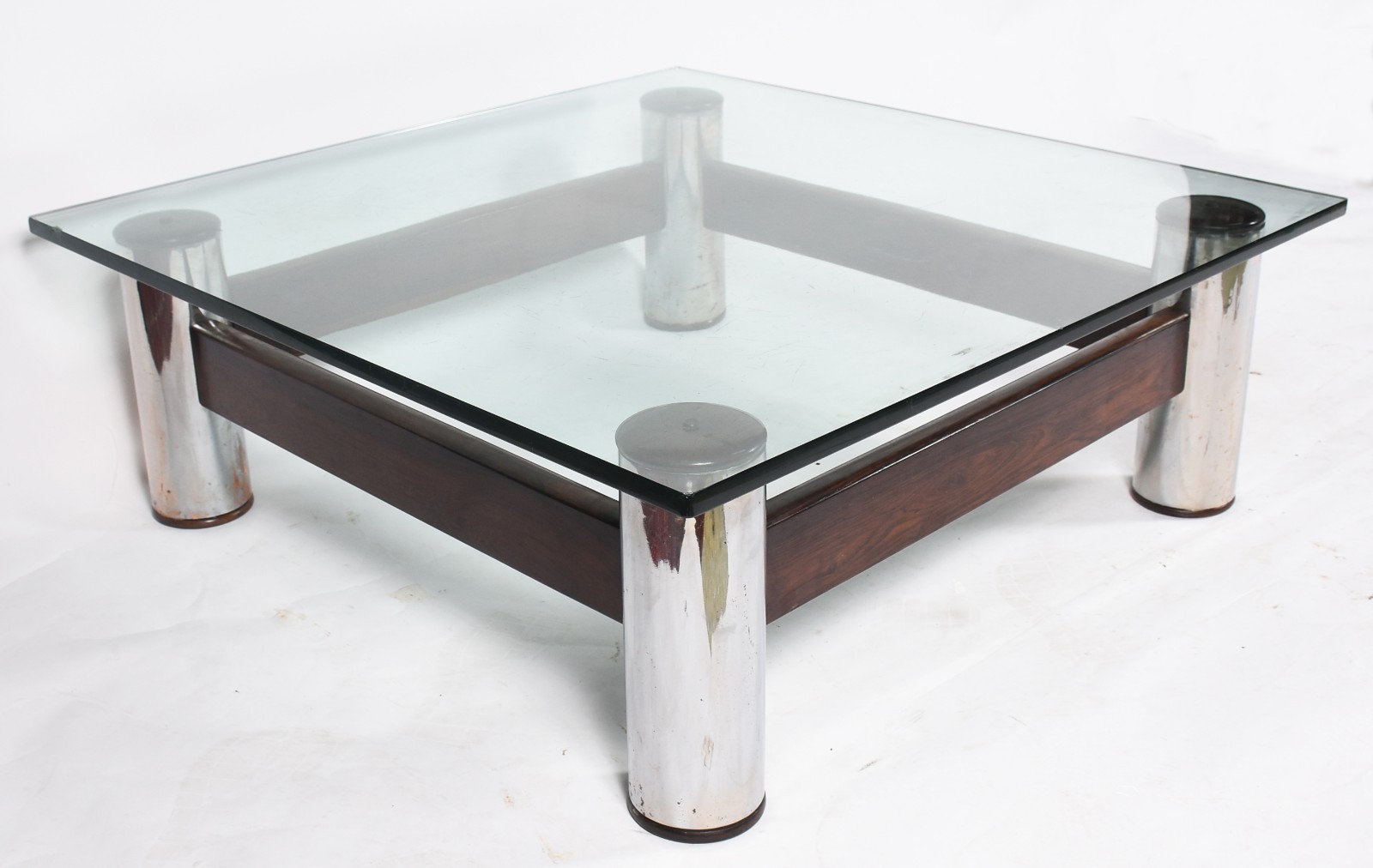 Mesa de centro com base de metal e madeira nobre, tampo de vidro... - foto 1 de 7