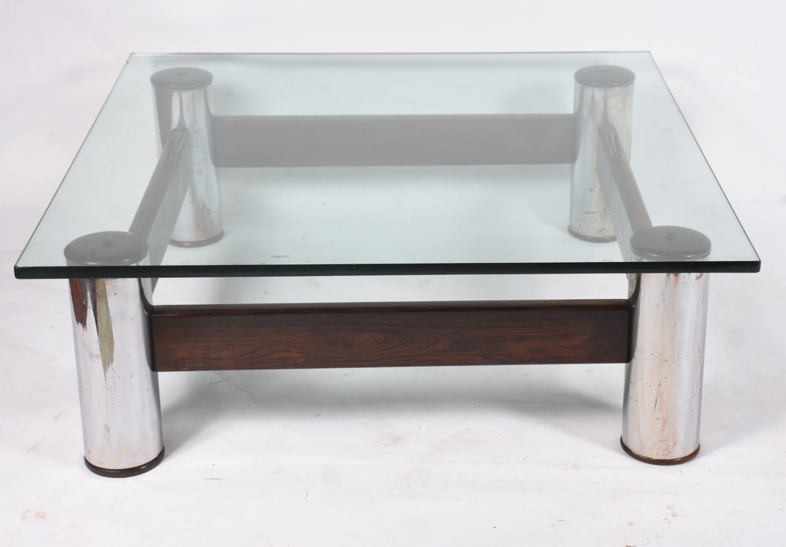 Mesa de centro com base de metal e madeira nobre, tampo de vidro... - foto 2 de 7