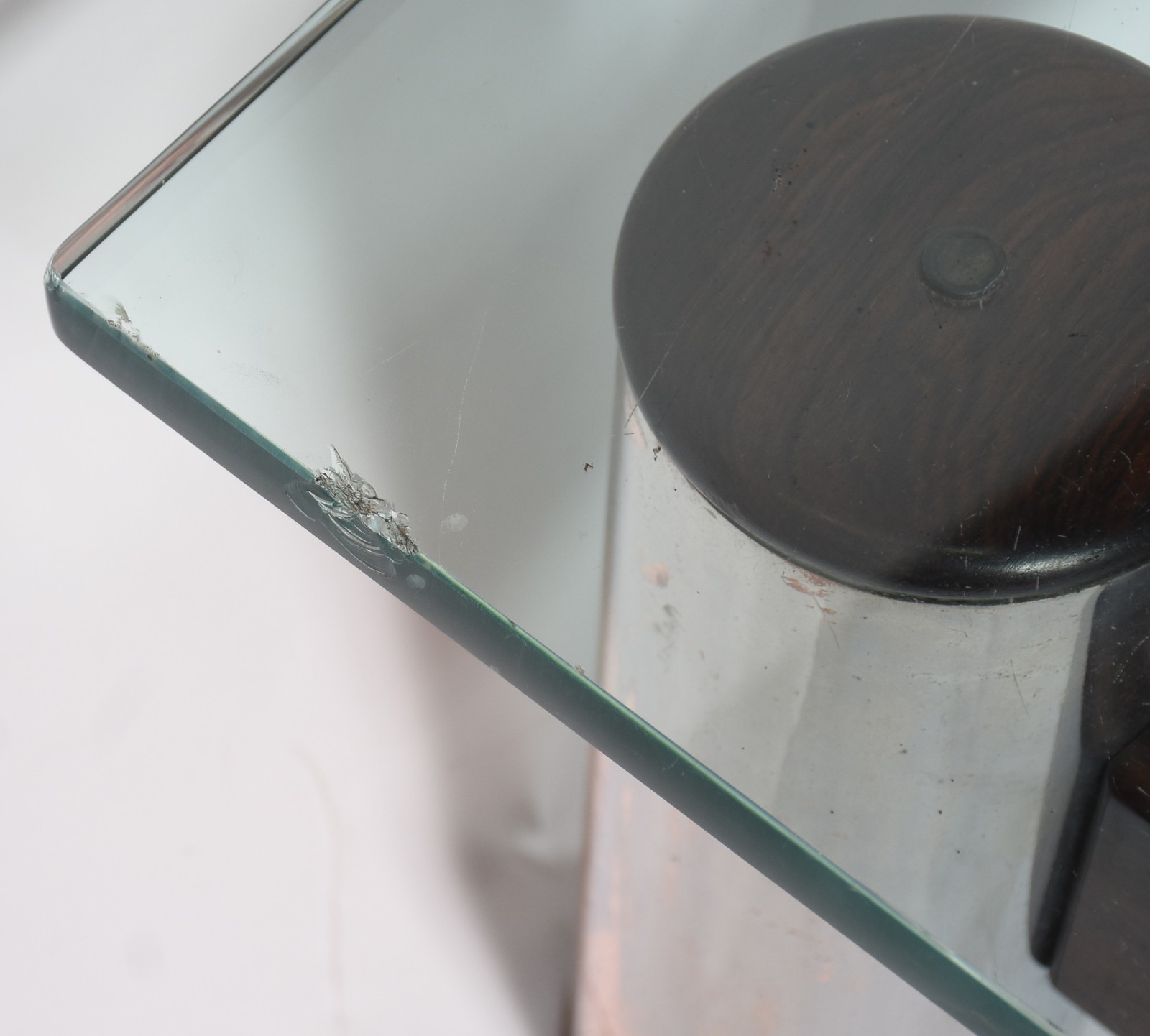 Mesa de centro com base de metal e madeira nobre, tampo de vidro... - foto 4 de 7