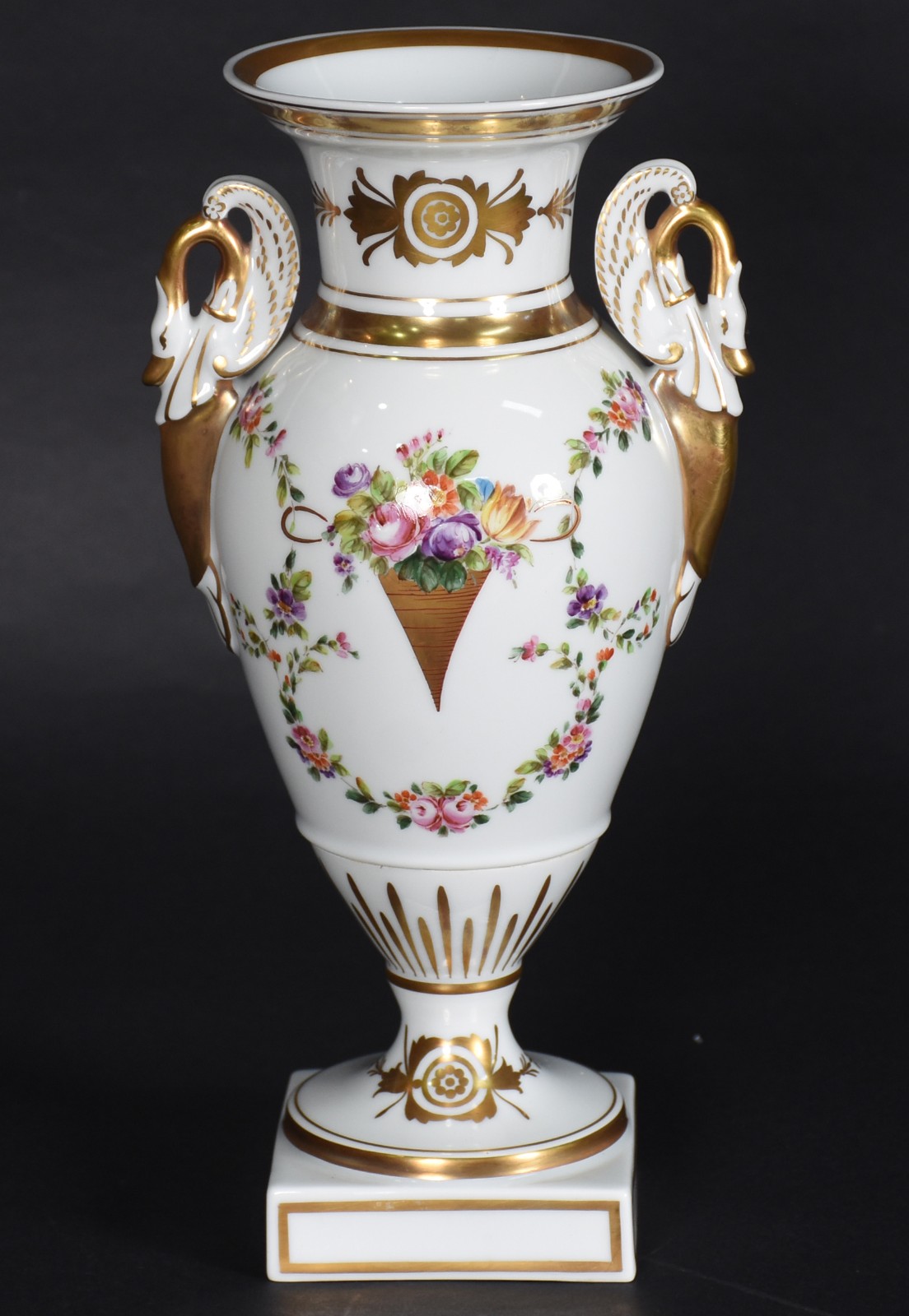 Vaso de porcelana portuguesa Vista Alegre com flores em policromia e... - foto 1 de 6