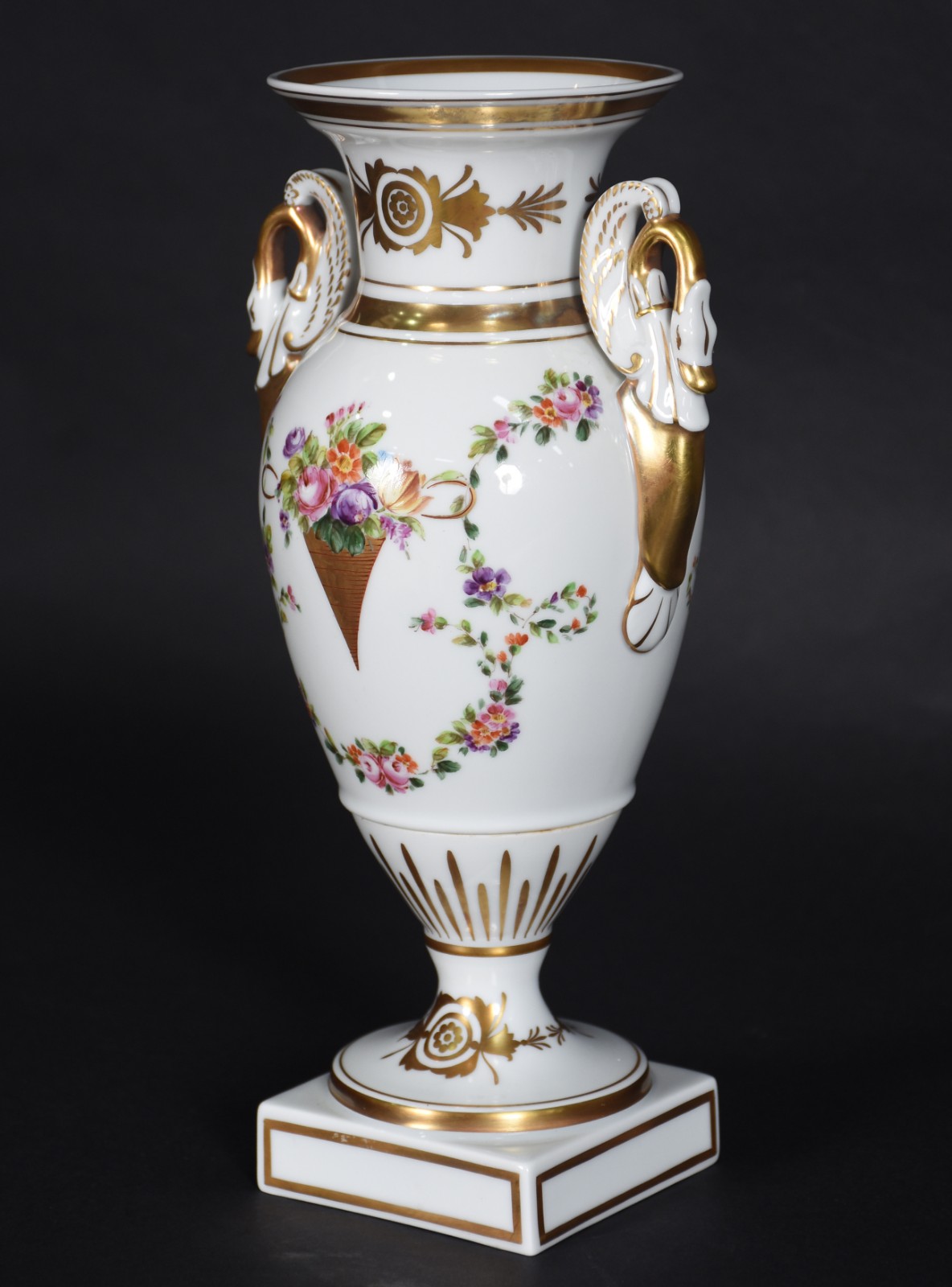 Vaso de porcelana portuguesa Vista Alegre com flores em policromia e... - foto 2 de 6